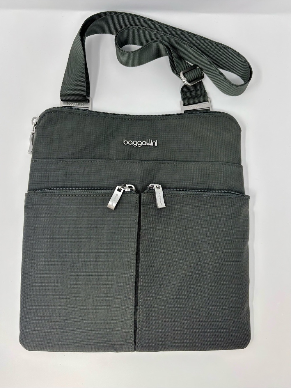 Baggallini Gray Crossbody Bag 
Purple Lining 
Adjustable Strap 
Silver Hardware